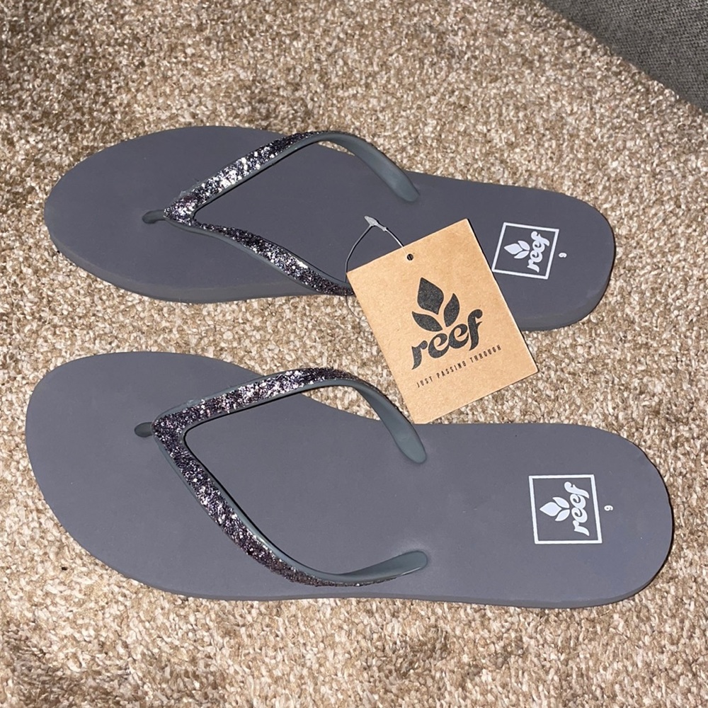 Reef Mist 2 women’s flip flops. Dark grey. Size 9.